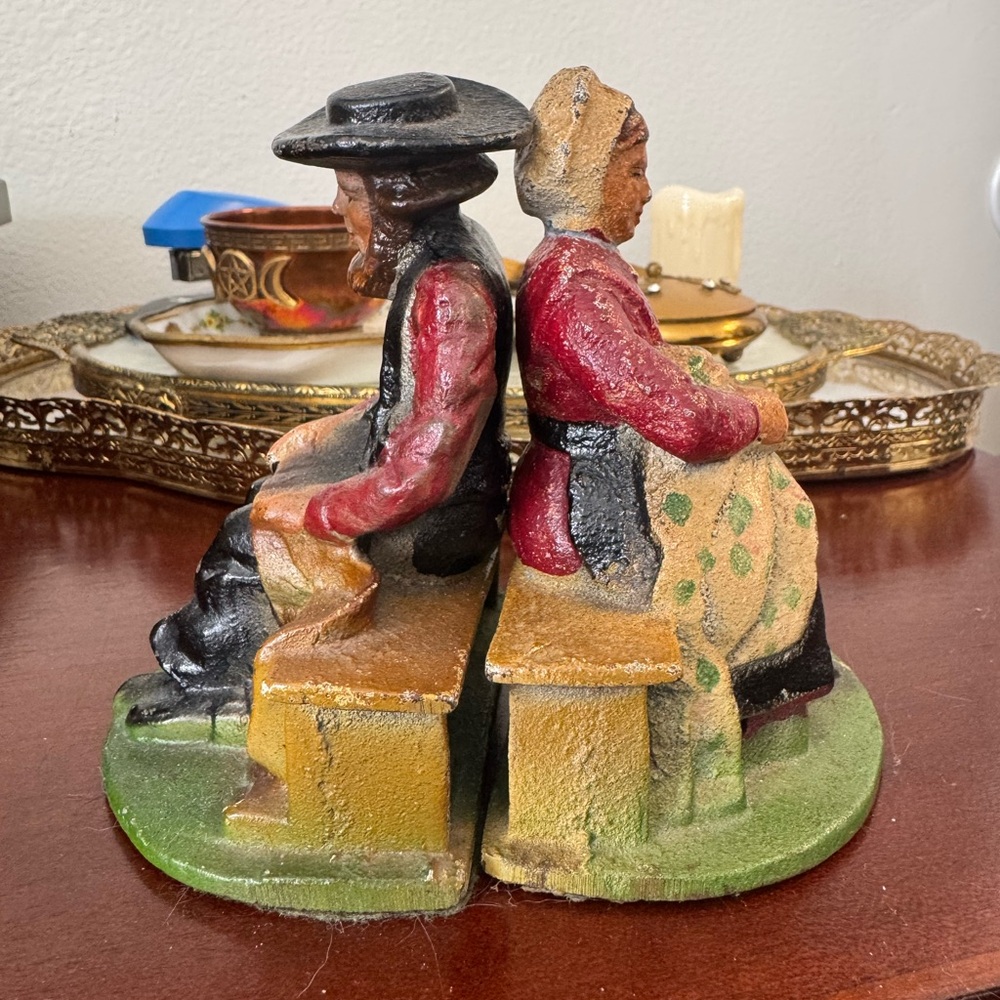 Charming Amish couple bookends